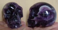 dunkel lila Chevron Amethyst Kristallschädel 455 g